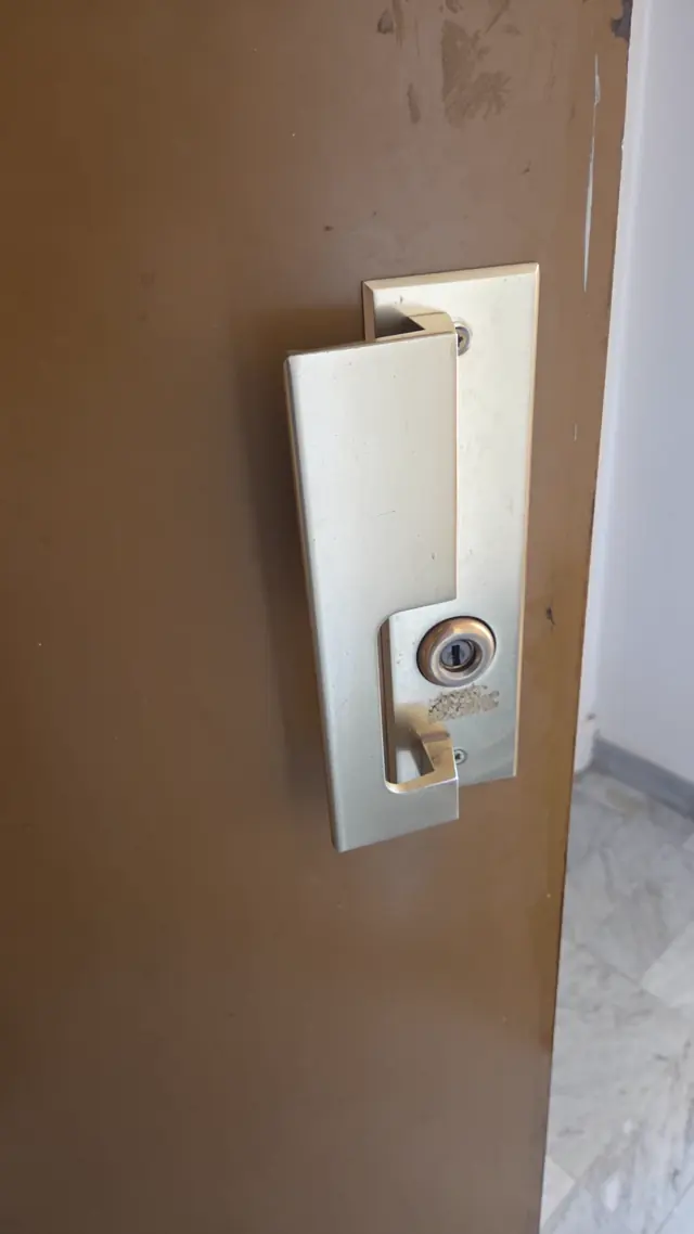 Poignée blindée qui recouvre la serrure